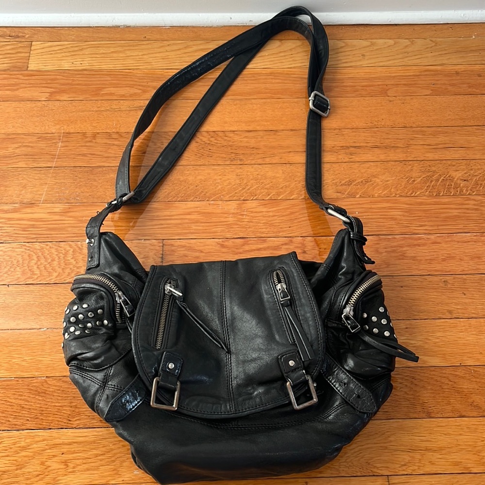 Iro leather bag- Condition USED on the right side is broken. Last picture.